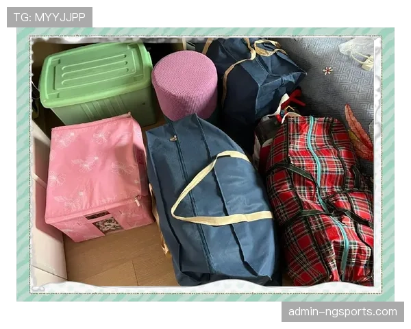 蒋圣龙居然还在用学生时代的旧书包？奢侈圈怕是没他一半能耐吧！